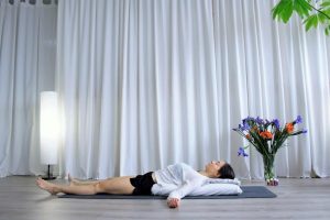 Yoga en pijama. 5 posturas para dormir mejor
