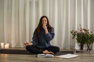 YOGA Y ACEITES ESENCIALES PARA MANTENER UN SISTEMA HORMONAL EQUILIBRADO